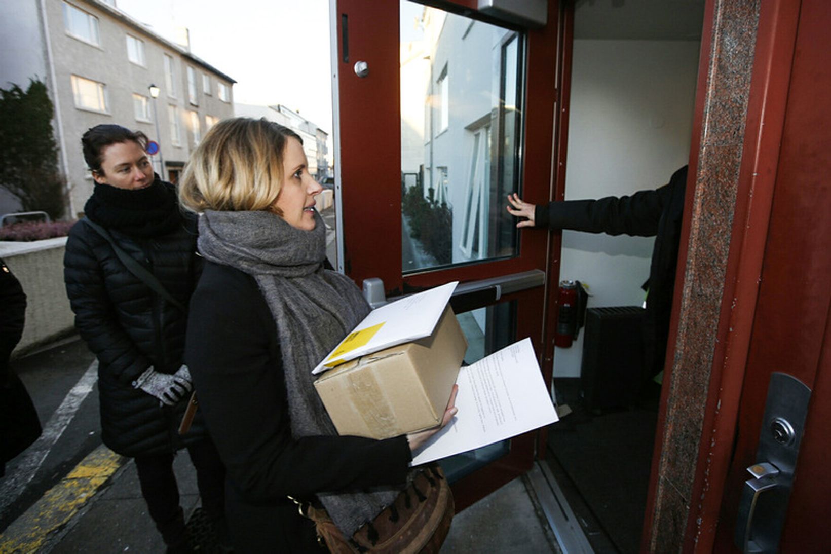 Íslandsdeild Amnesty International afhenti fulltrúum bandaríska sendiráðsins 7.773 undirskriftir í …