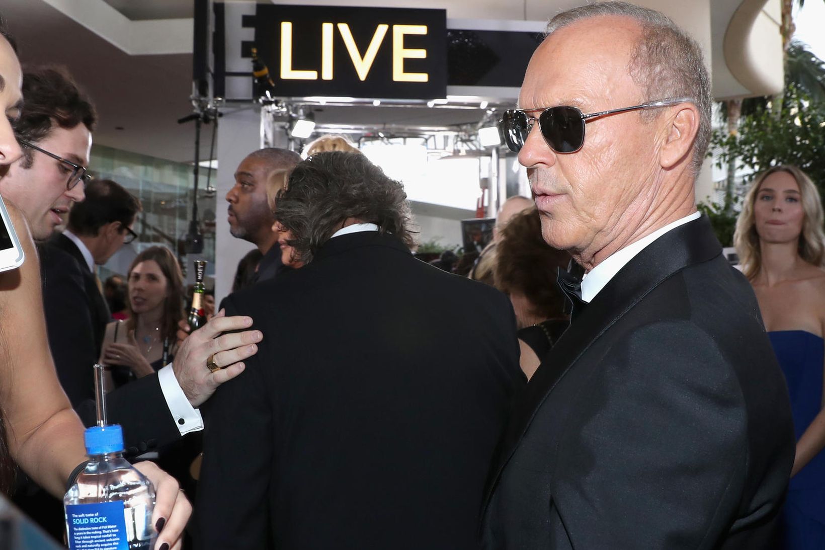 Stórleikarinn Michael Keaton grípur í Fiji-flösku á Golden Globe-hátíðinni 2017. …