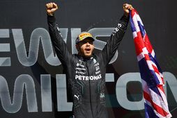 Lewis Hamilton að fagna sigrinum í dag.