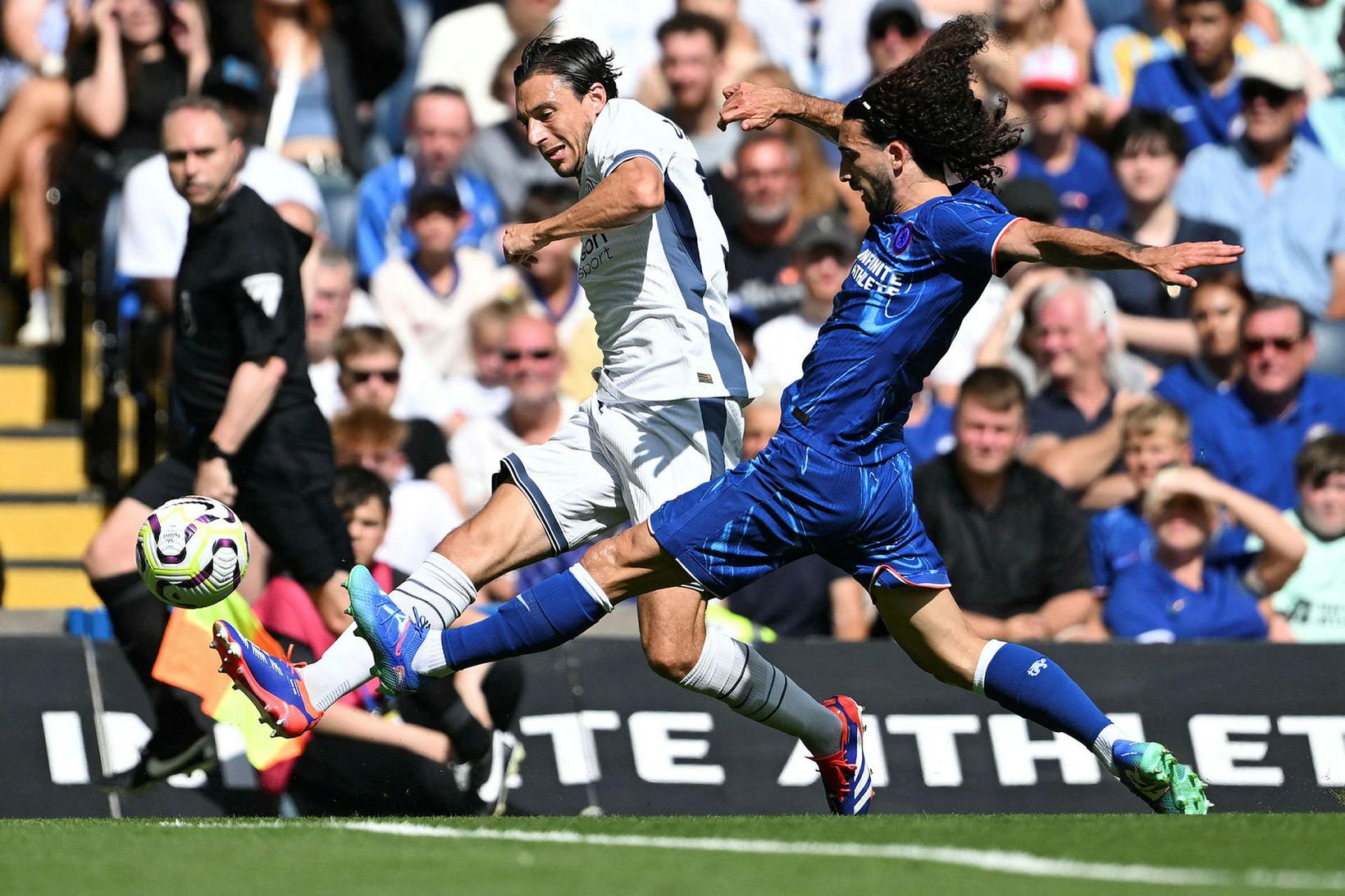 Matteo Darmian og Marc Cucurella eigast við í leiknum í …