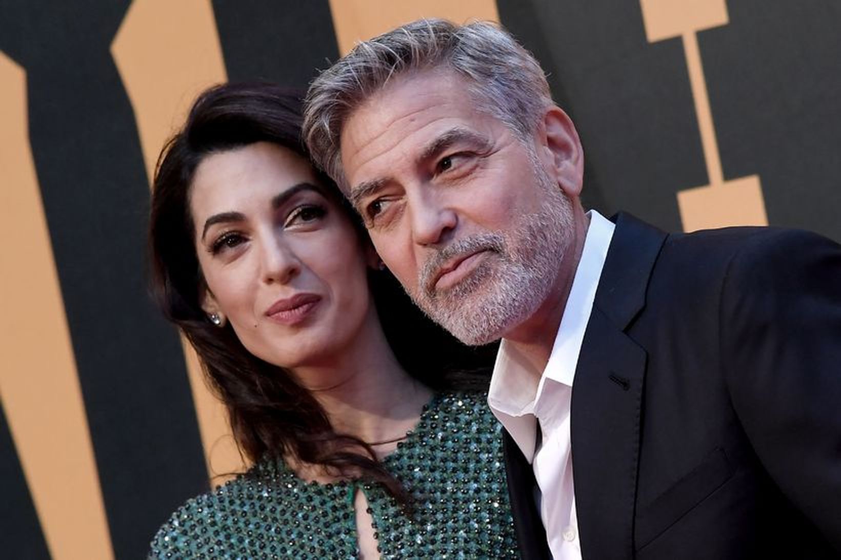 Clooney ásamt eiginkonu sinni, lögrfæðingnum Amal.