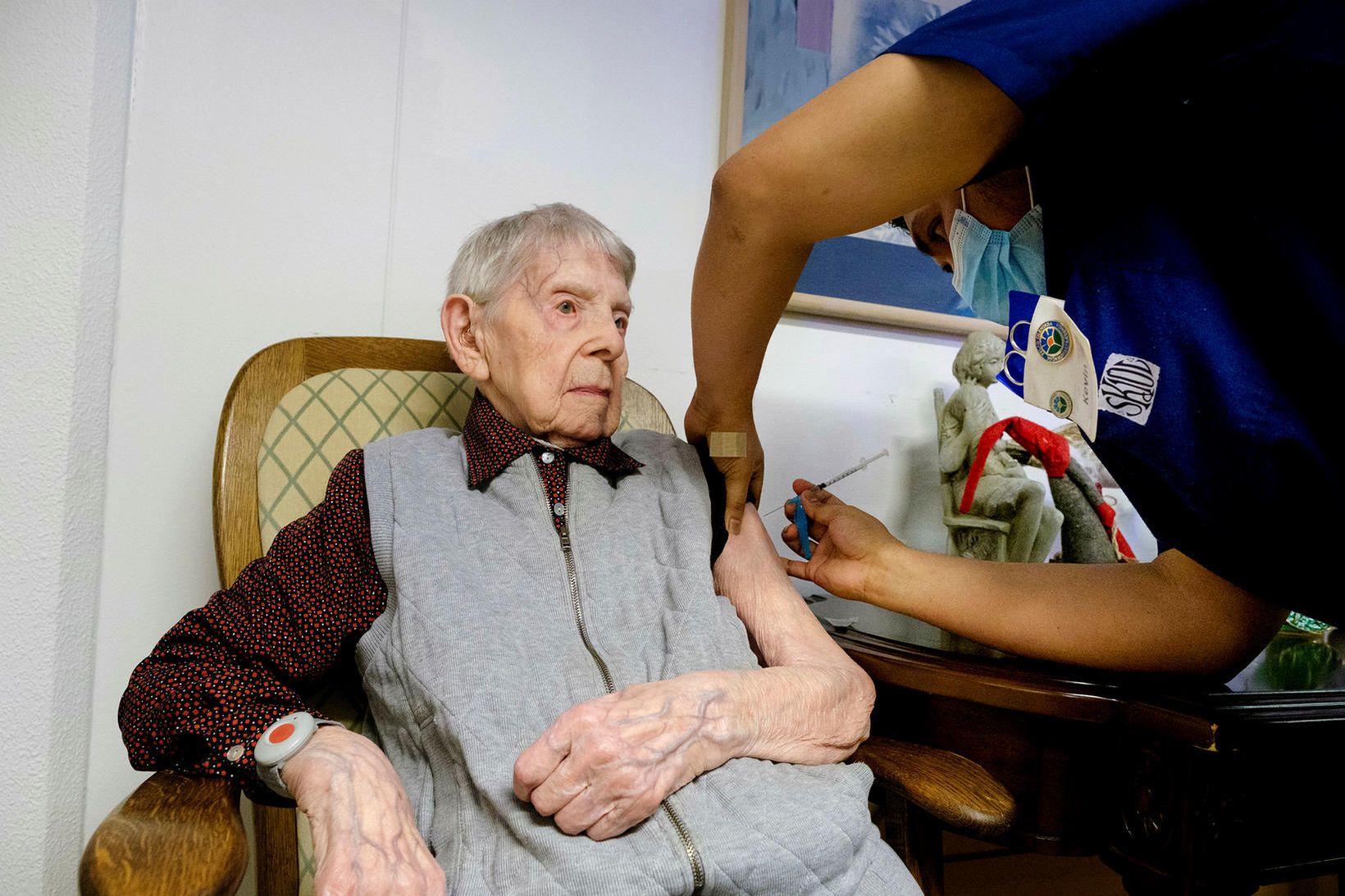 Dóra Ólafsdóttir, elsti núlifandi Íslendingurinn, 108 ára, var bólusett gegn …