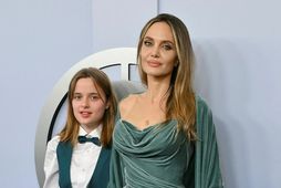 Vivienne Jolie-Pitt og Angelina Jolie á Tony-verðlaunahátíðinni.