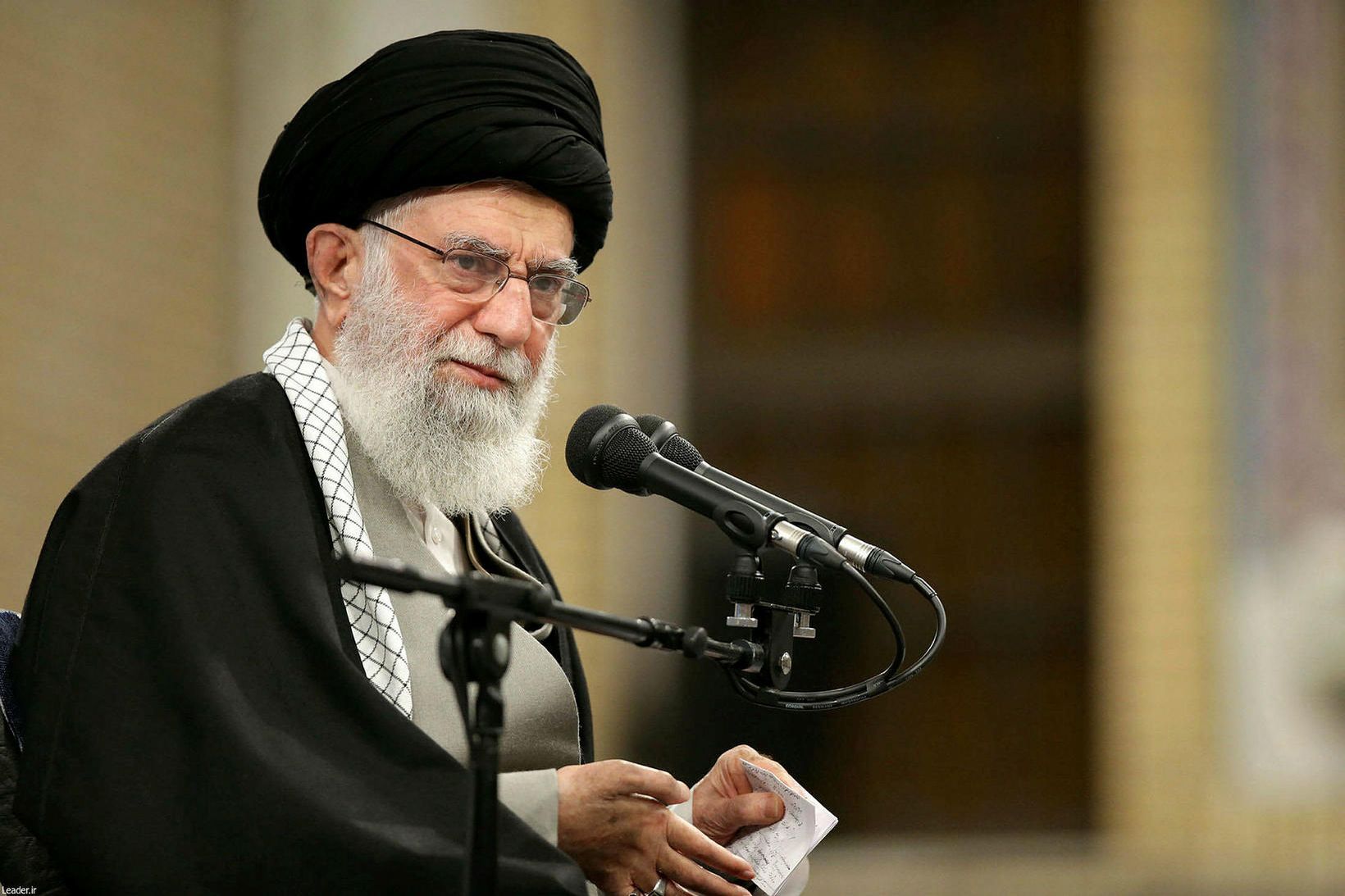 Ayatollah Ali Khamenei, æðstiklerkur Írans.