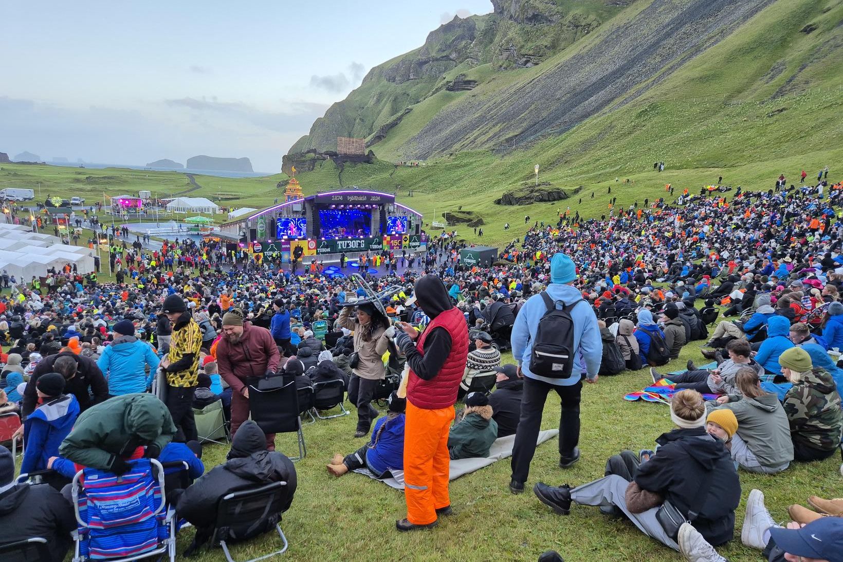 Fjölmennt var í brekkunni að kvöldi föstudags á Þjóðhátíð í …