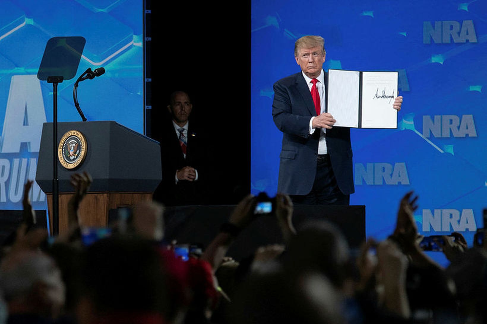 Trump kætti byssuglaða Bandaríkjamenn innan raða NRA með yfirlýsingu sinni …