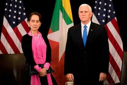 Mike Pence, varaforseti Bandaríkjanna, og Aung San Suu Kyi, leiðtogi Búrma.