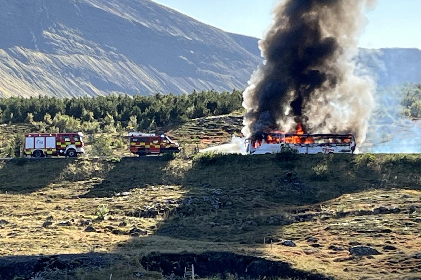 Allir liðsmenn slökkviliðs Ísafjarðar hafa verið kallaðir út.