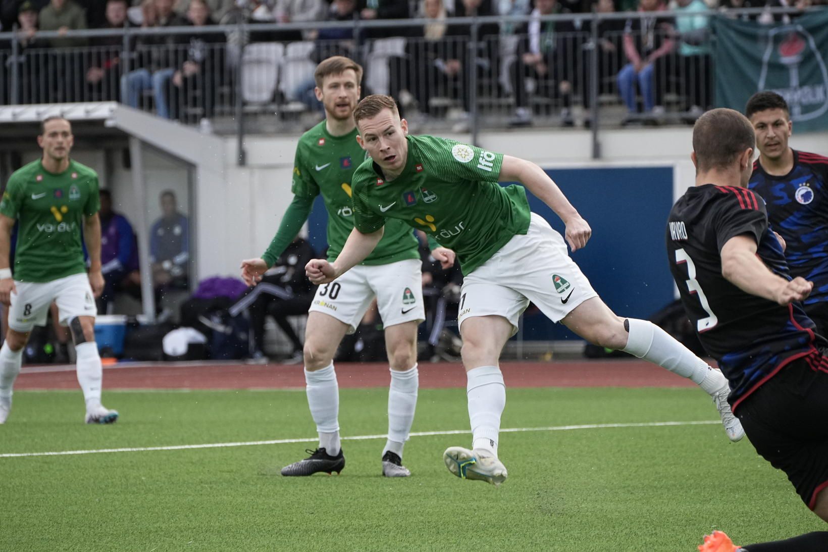 Gísli Eyjólfsson skýtur að marki FC Kaupmannahafnar.