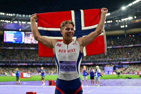 Markus Rooth fagnar með norska fánann eftir 1.500 metra hlaupið á Stade de France í …