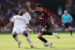 Dominic Solanke fer illa með Willy Kambwala í aðdraganda marks þess fyrrnefnda í dag.