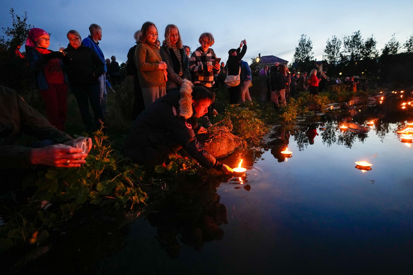 Kertum var fleytt í minningu þeirra sem fórust í árásunum.