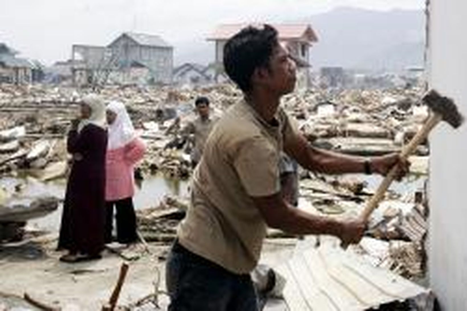 Íbúar Aceh-héraðs brjóta niður rústir húsa sinna til að nýta …