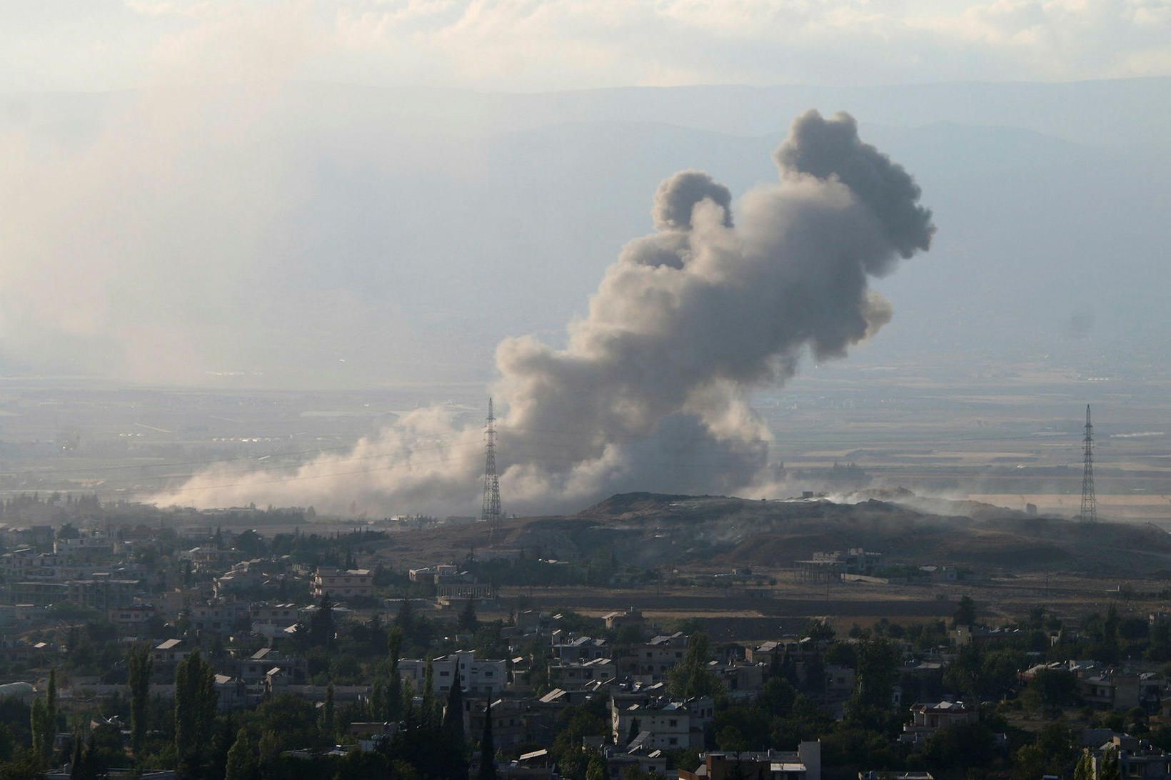 Reykur rís upp frá Bekaa-dalnum í Líbanon.