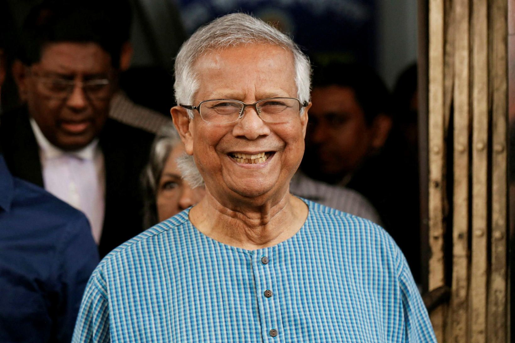 Muhammad Yunus mun leiða bráðabirgðastjórn Bangladess og ber titilinn aðalráðgjafi.