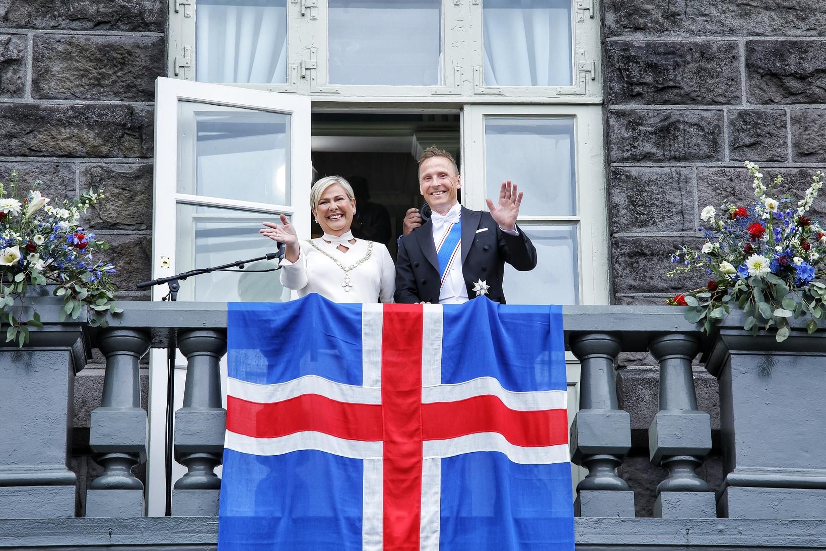 Halla Tómasdóttir og Björn Skúlason á svölum Alþingishússins.