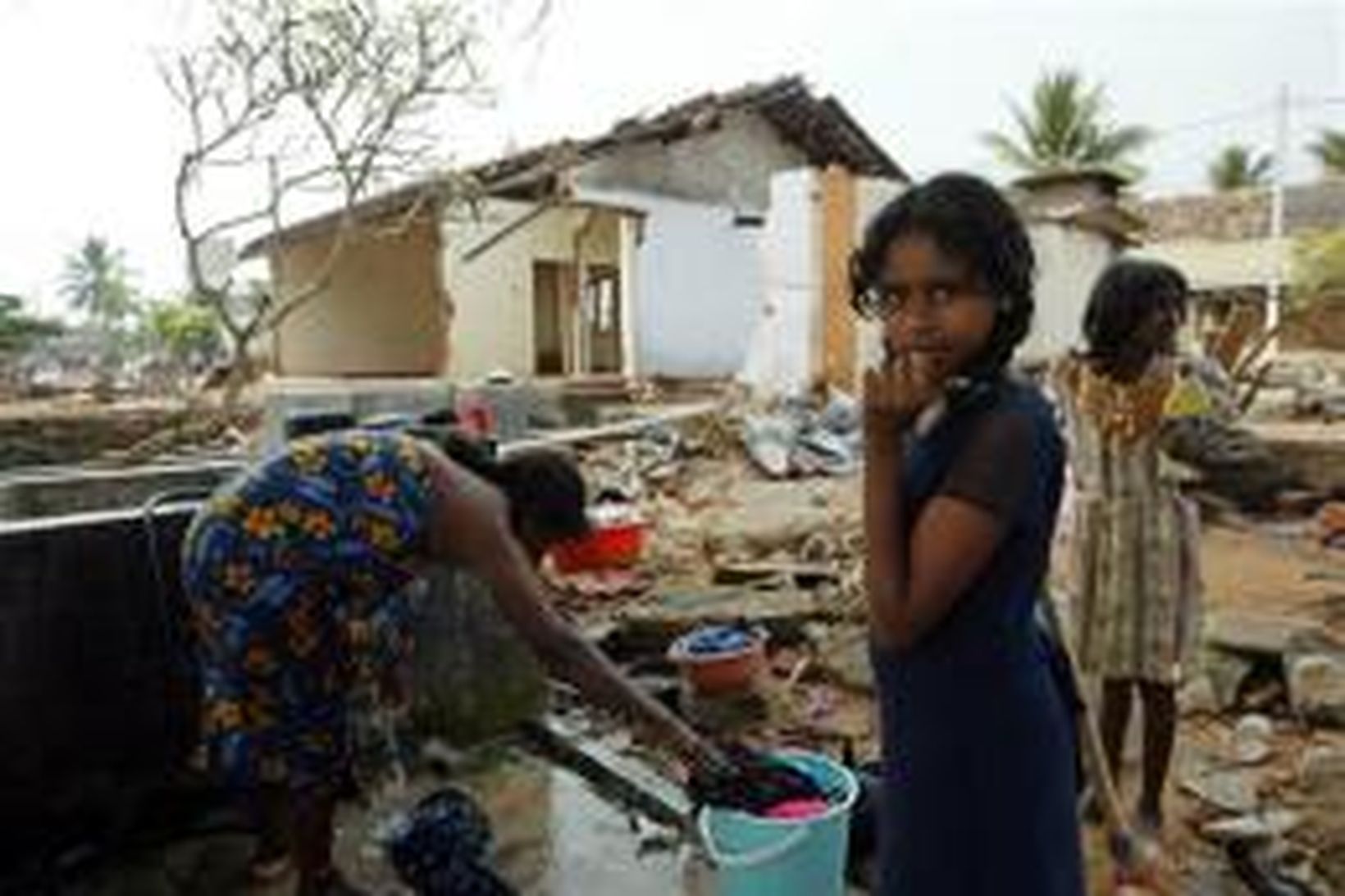 Íbúar í Galle á Sri Lanka við rústir húss síns …